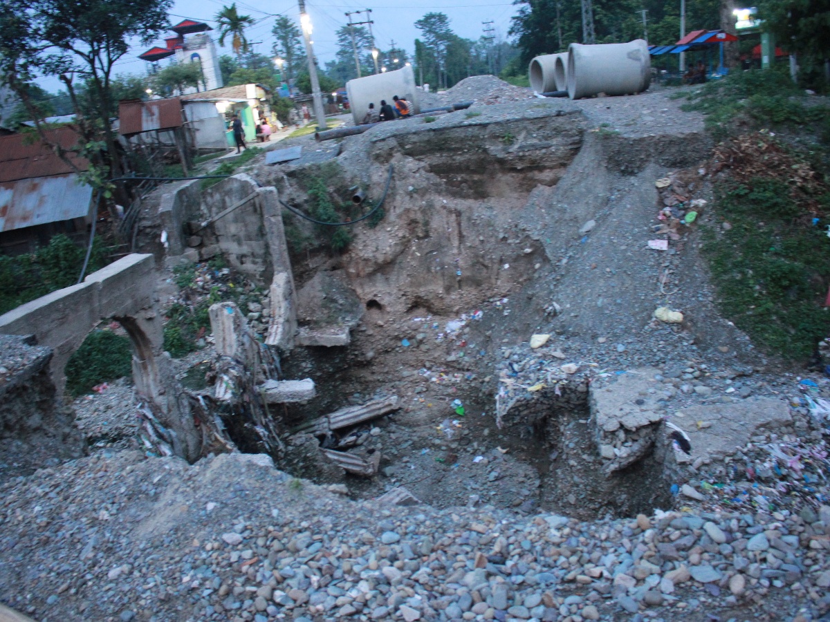 भत्किएको पुल १ वर्षदेखि अलपत्र, जोखिमपूर्ण यात्रा गर्न बाध्य धरान हरियालीका स्थानीय