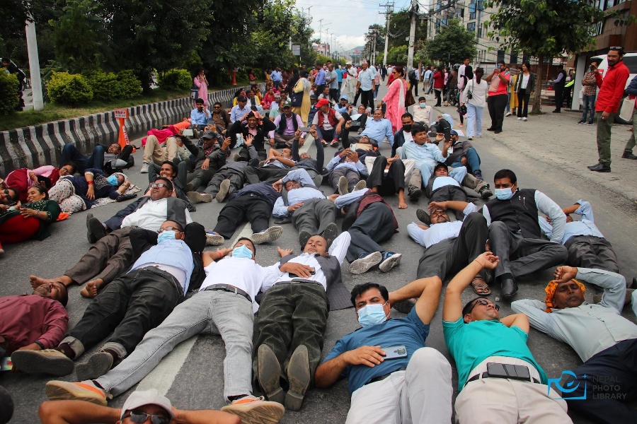 सडकमै सुतेर राहत शिक्षकहरूकाे माैन प्रदर्शन (तस्वीरहरू)