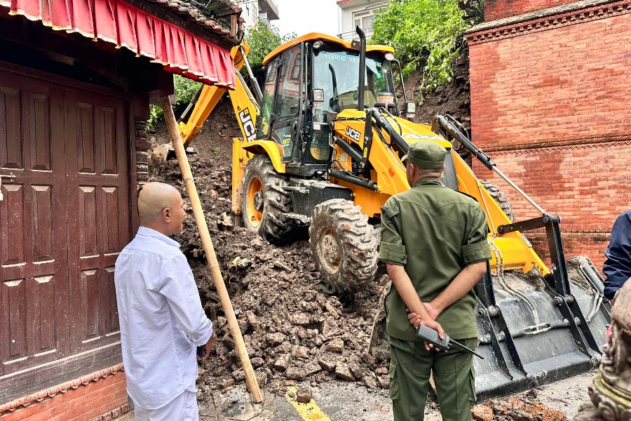 गगनसिंह दरबारको ३० फिटे पर्खाल भत्कियो