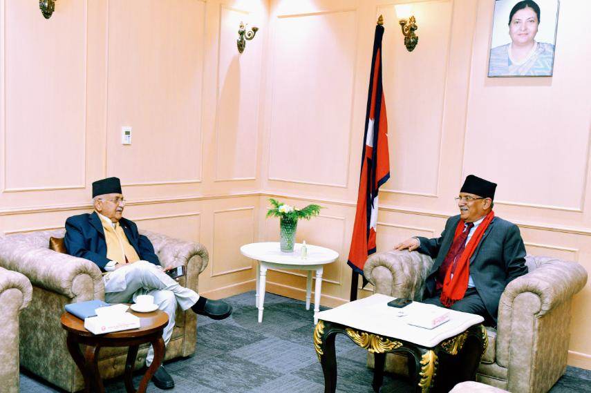 प्रधानमन्त्री दाहालसँगको भेटपछि ओलीले भने– छलफल राम्रो भयो, सुदूरपश्चिम सरकार जोगिन्छ होला