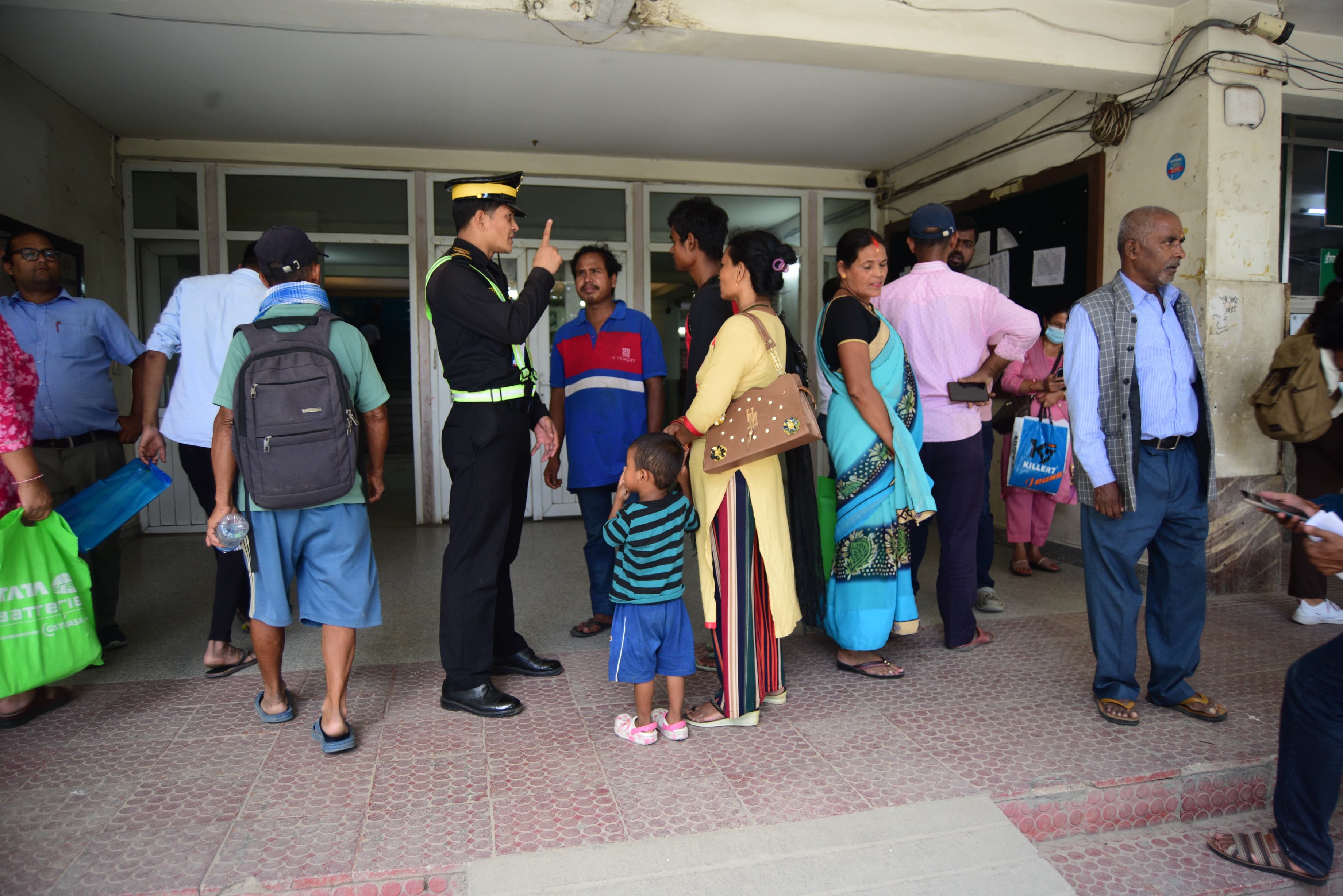 चिकित्सक संघले अस्पतालको सेवा ठप्प पार्दा बिरामी रनभुल्ल (तस्वीरहरू)