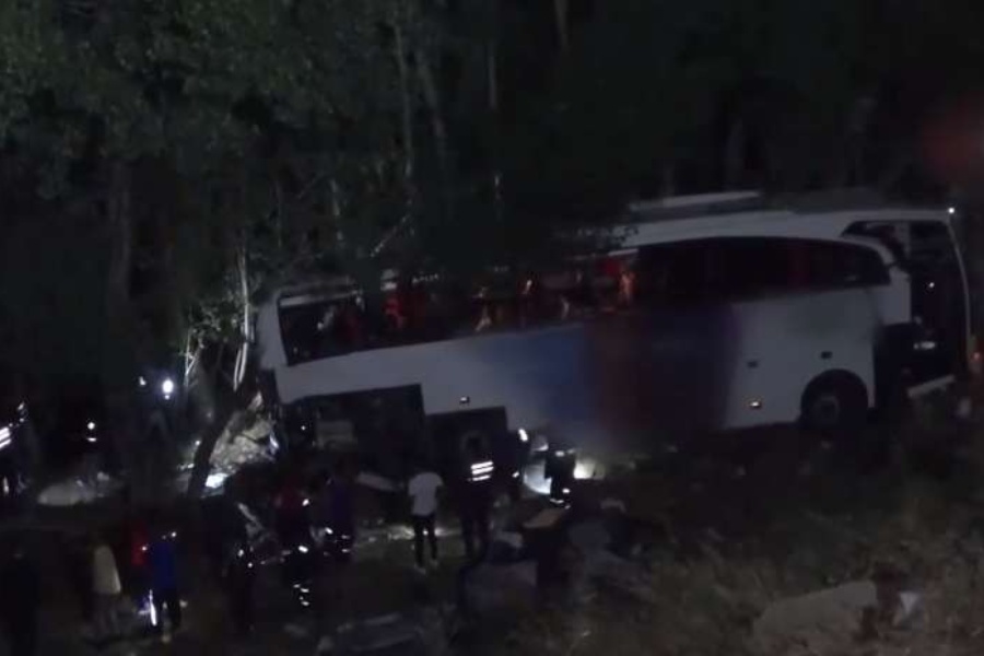 दाङबाट फर्किँदै गरेको बस बाँकेमा दुर्घटना: बर्दियाका ७ जनाको मृत्यु, २९ घाइते