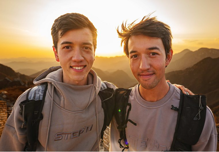 चीनको ग्रेट वालमा दौडिरहेका दाजुभाइ