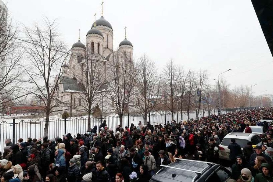 नाभाल्नीको अन्त्येष्टिमा पुगेका समर्थकले भने– पुटिनबाट रुस छिट्टै स्वतन्त्र हुनेछ 