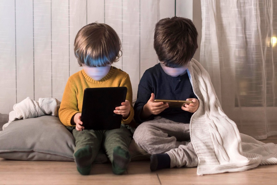 अभिभावकका कारण मोबाइलको लतमा फस्दैछन् बालबालिका 