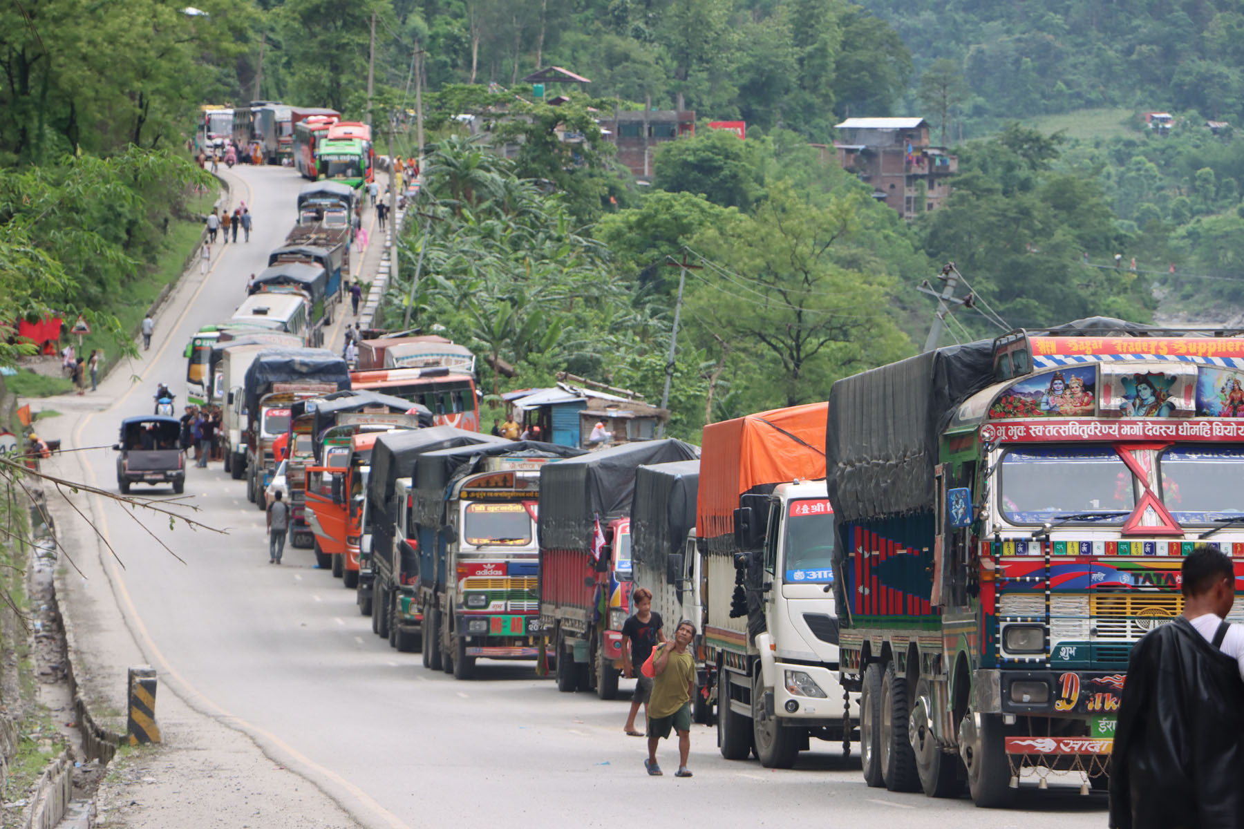 सोमबार बिहानको पहिरोले नारायणगढ–मुग्लिन सडक पुनः अवरुद्ध