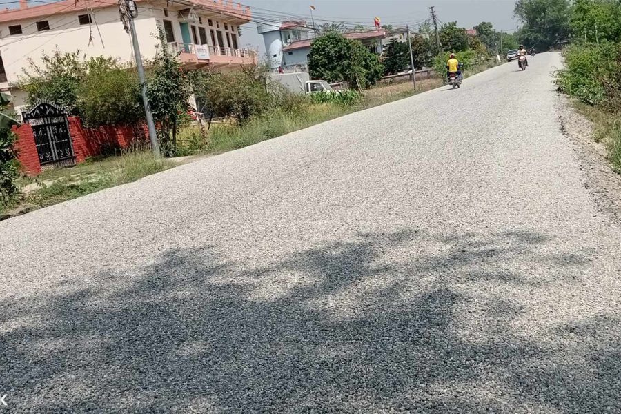 धमाधम कालोपत्र हुँदै धनगढी–दिपायल द्रुतमार्ग 