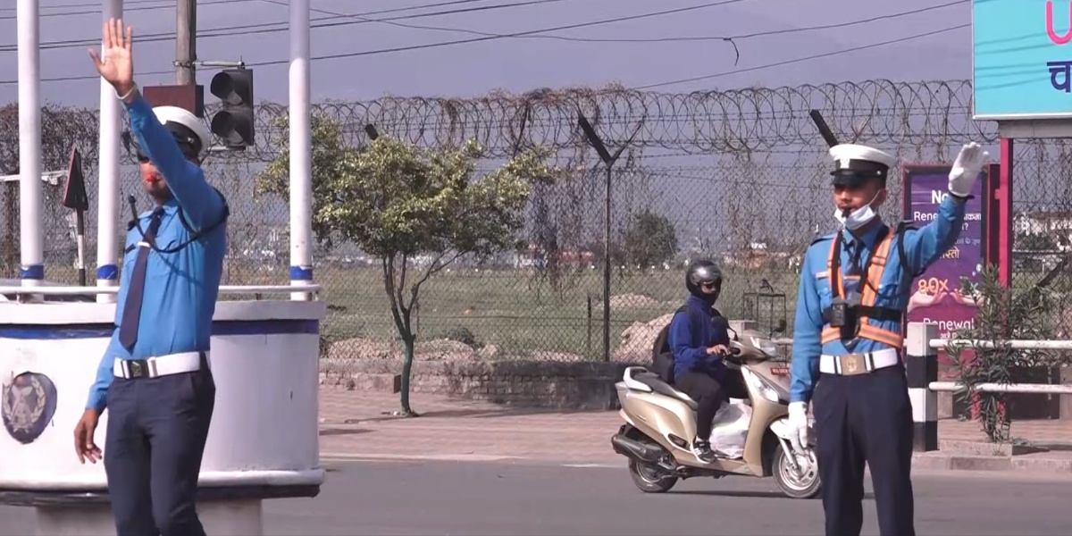 काठमाडौँका सडकमा बल्नै छाडे ट्राफिक लाइट, मर्मतमा बेवास्ता