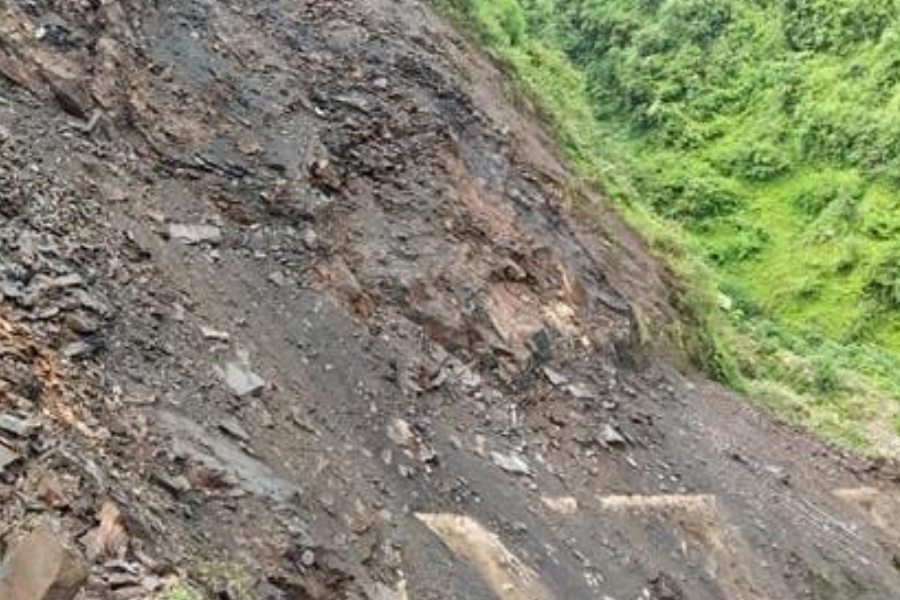 पहिरोको जोखिममा रहेका १५ परिवारलाई सुरक्षित स्थानमा सारियो