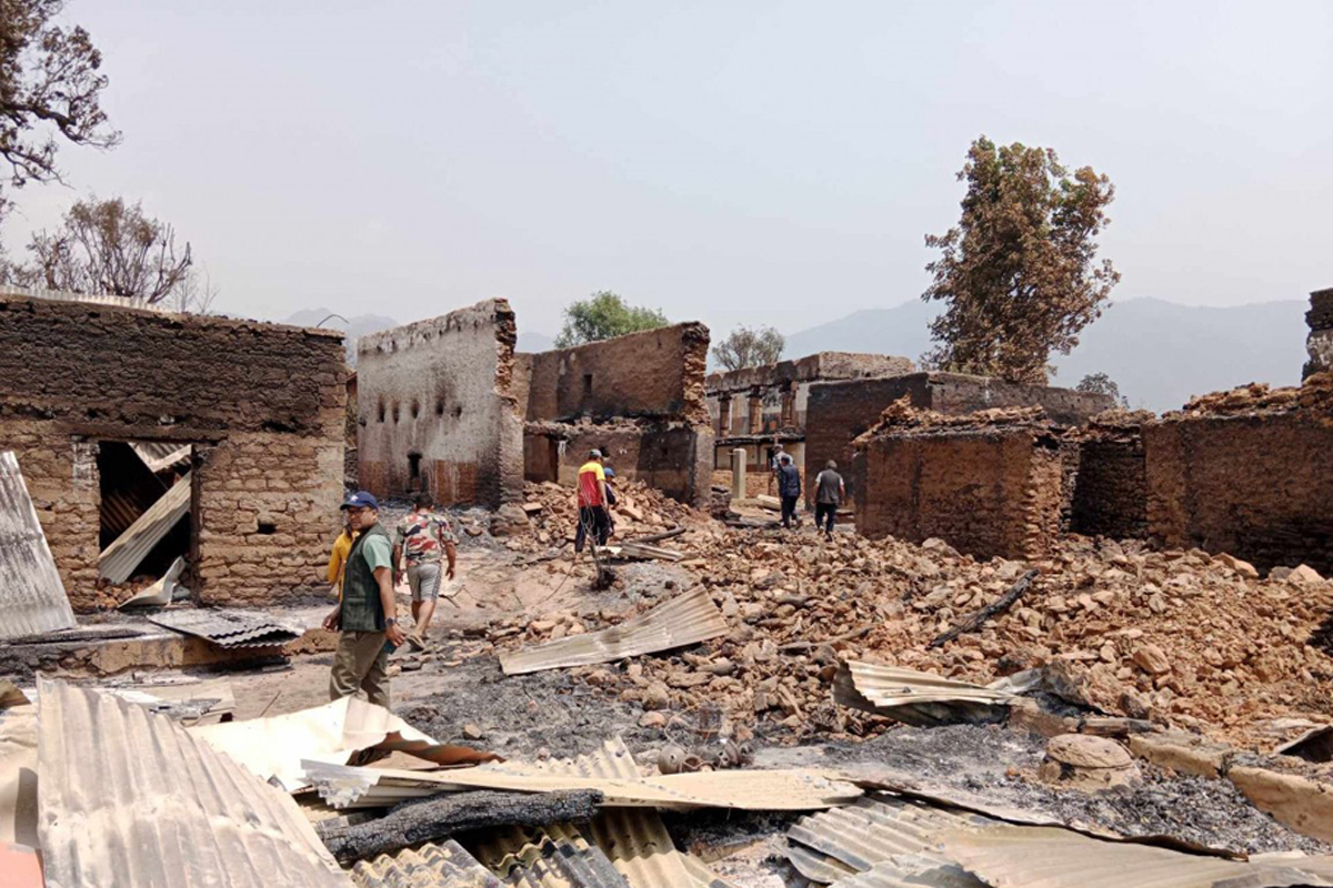 खोटाङमा शिक्षकले रकम उठाएर गरे अग्निपीडितलाई सहयोग