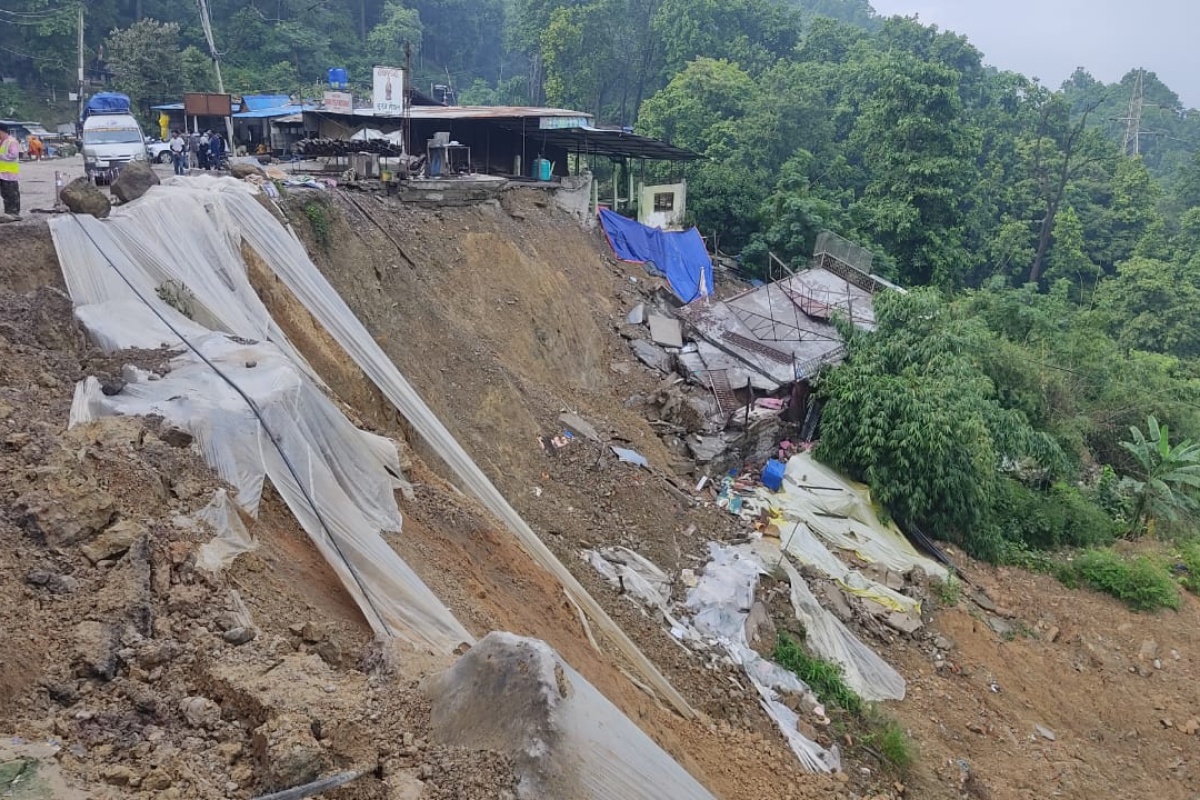 पूर्वपश्चिम राजमार्ग: दाउन्नेमा सडक भासियो, यातायात सञ्चालनमा रोक