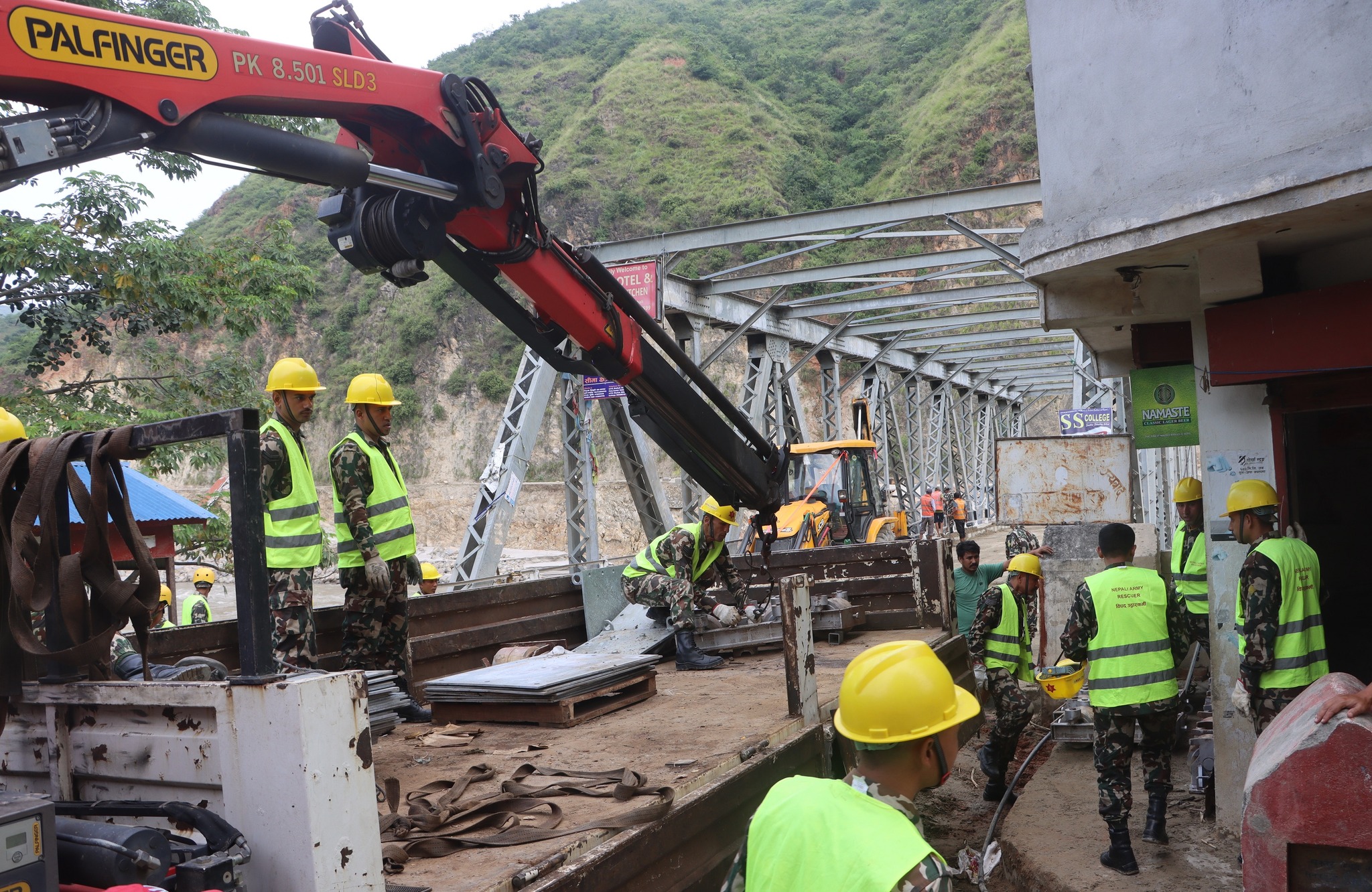 बाढीपहिरोले क्षतिग्रस्त सडक–पुल मर्मतसम्भार अभियानमा सेना