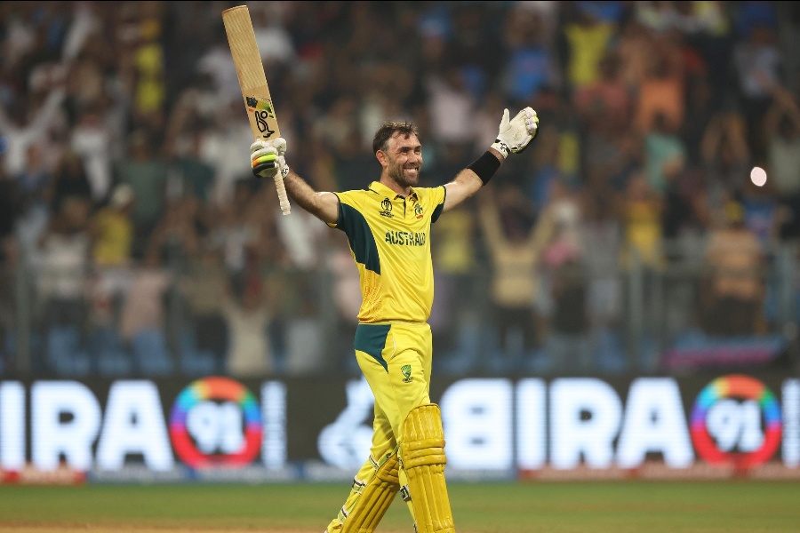 अफगानिस्तानलाई हराउँदै अस्ट्रेलिया सेमिफाइनलमा, म्याक्सवेलको दोहोरो शतक