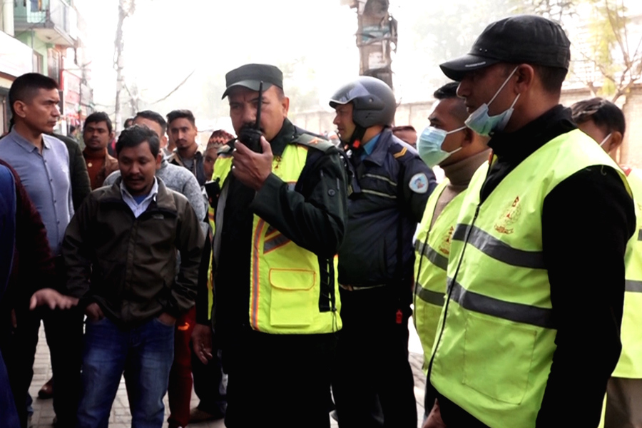 महानगरले उठायो अनामनगरको निजी जग्गामा पार्किङ गरिएका सवारी