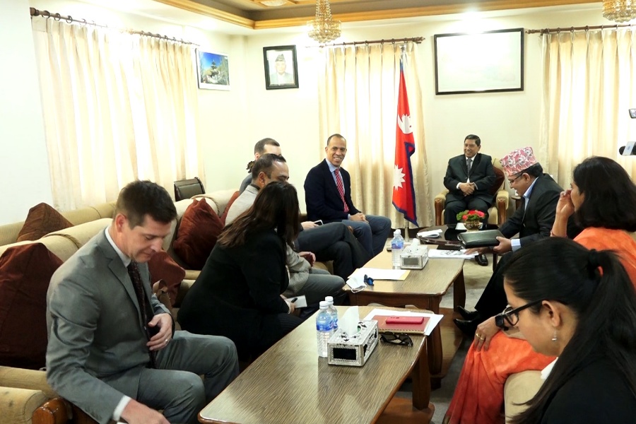 सिंहदबार पुगेर एमसीसीका उपाध्यक्ष ब्रुक्सले भेटे गृहमन्त्री श्रेष्ठलाई