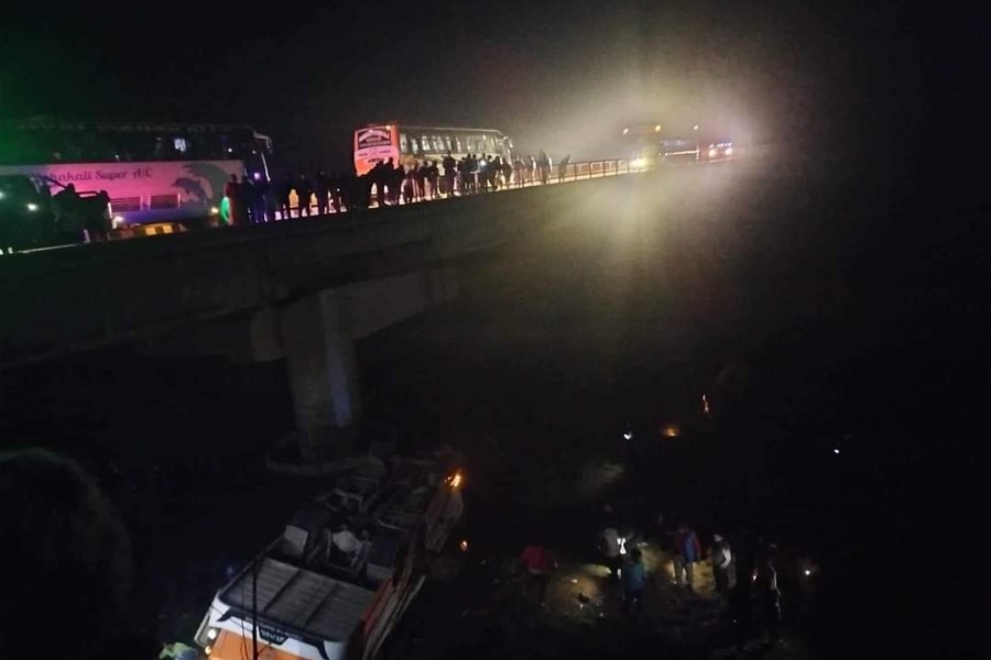 राप्ती नदीमा बस खस्दा ५ जनाको मृत्यु, २७ घाइते