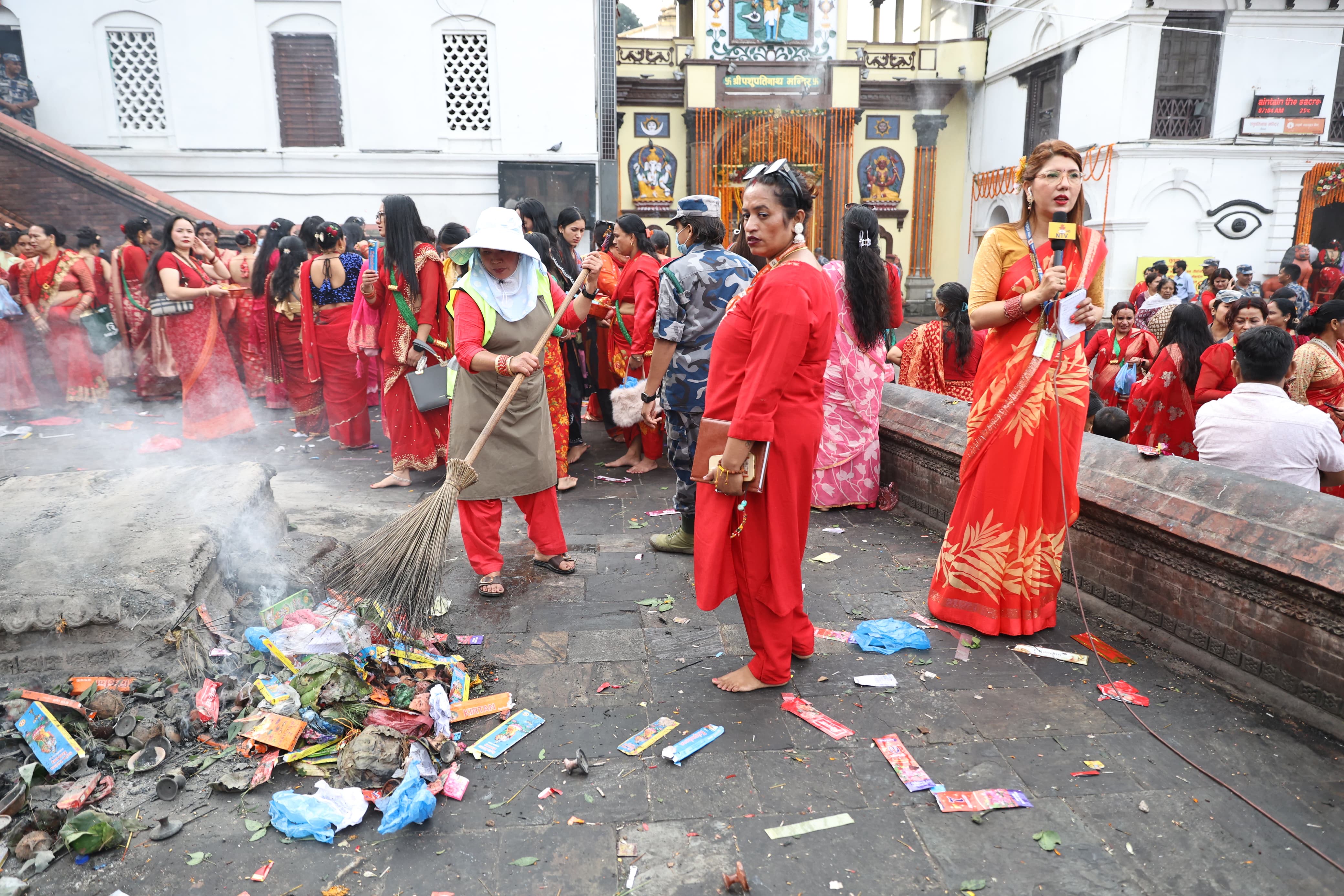 तिज मनाउँदै, कर्तव्य निभाउँदै [तस्वीरहरू]