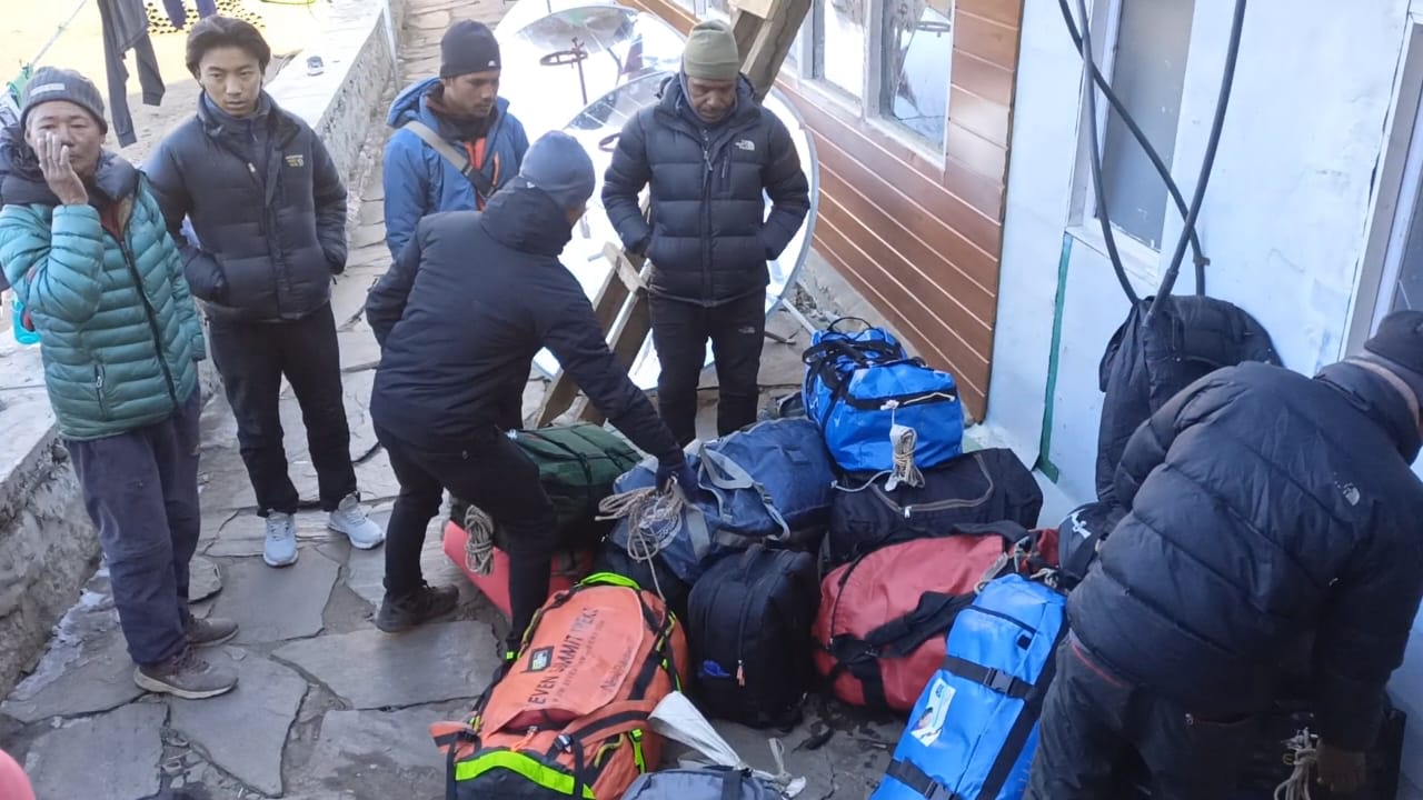 कामकै लागि दशैँ बिर्सिएका ‘पर्यटक भरिया’