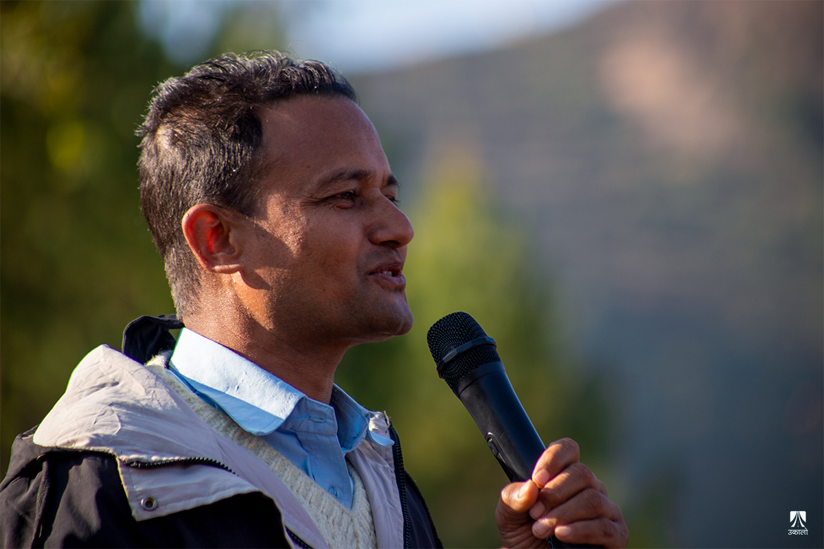 आशाको बारीमा कोदो काटिदिएर तरंग ल्याएका ‘शंकर सर’ जो आफ्नै संघर्षले बने पालिकाकै नमूना प्रअ