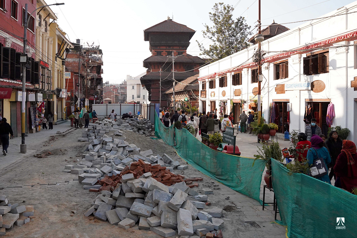 हनुमानढोका दरबार क्षेत्रमा ढुंगा बिछ्याएको ६ महिना नबित्दै फेरि खन्न शुरू (तस्वीरहरू)