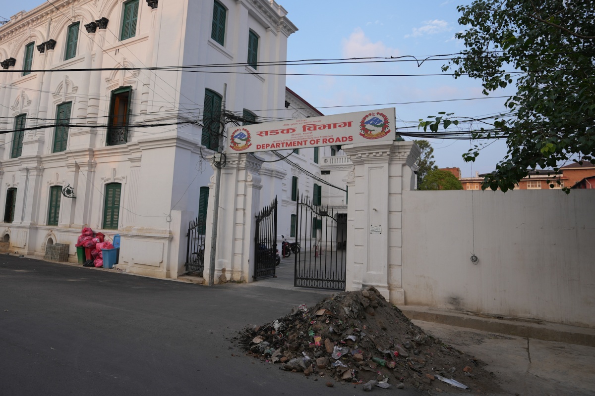  सडक विभाग सामुन्ने काठमाडौँ महानगरले थुपारिदियो धुलो र फोहोर