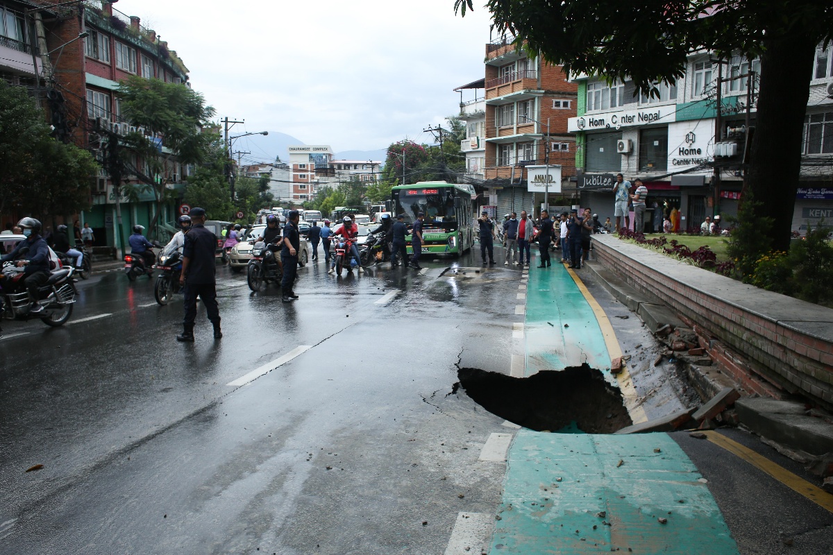 ललितपुरको कुपण्डोलमा सडक भासियो (तस्वीरहरू)