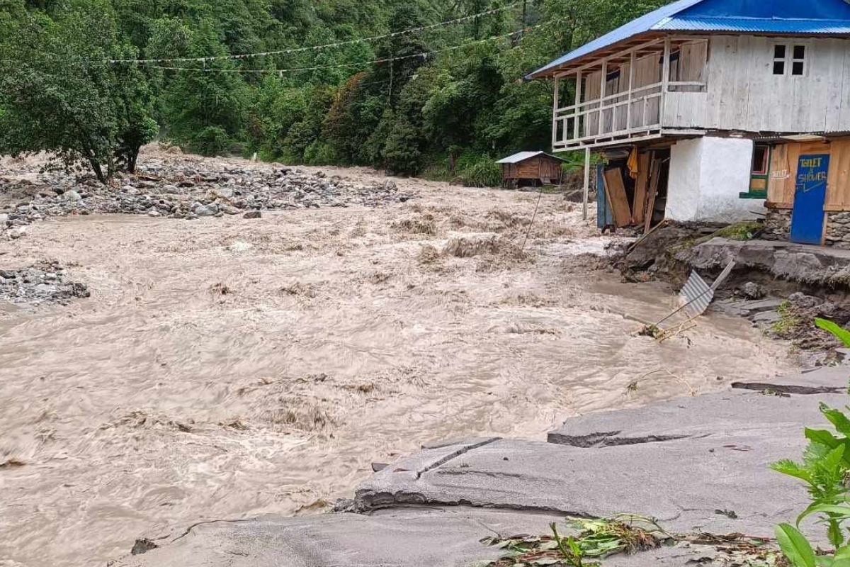 दोलखामा बाढीले ३ घर बगायो, १ जना बेपत्ता