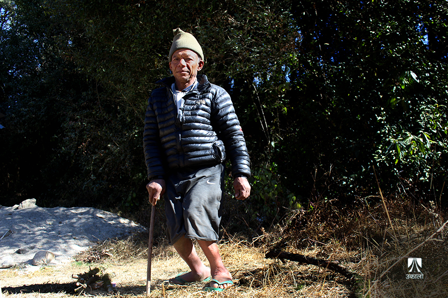 आफू हिँड्न सक्दैनन्, अरूलाई बाटो देखाउँछन्