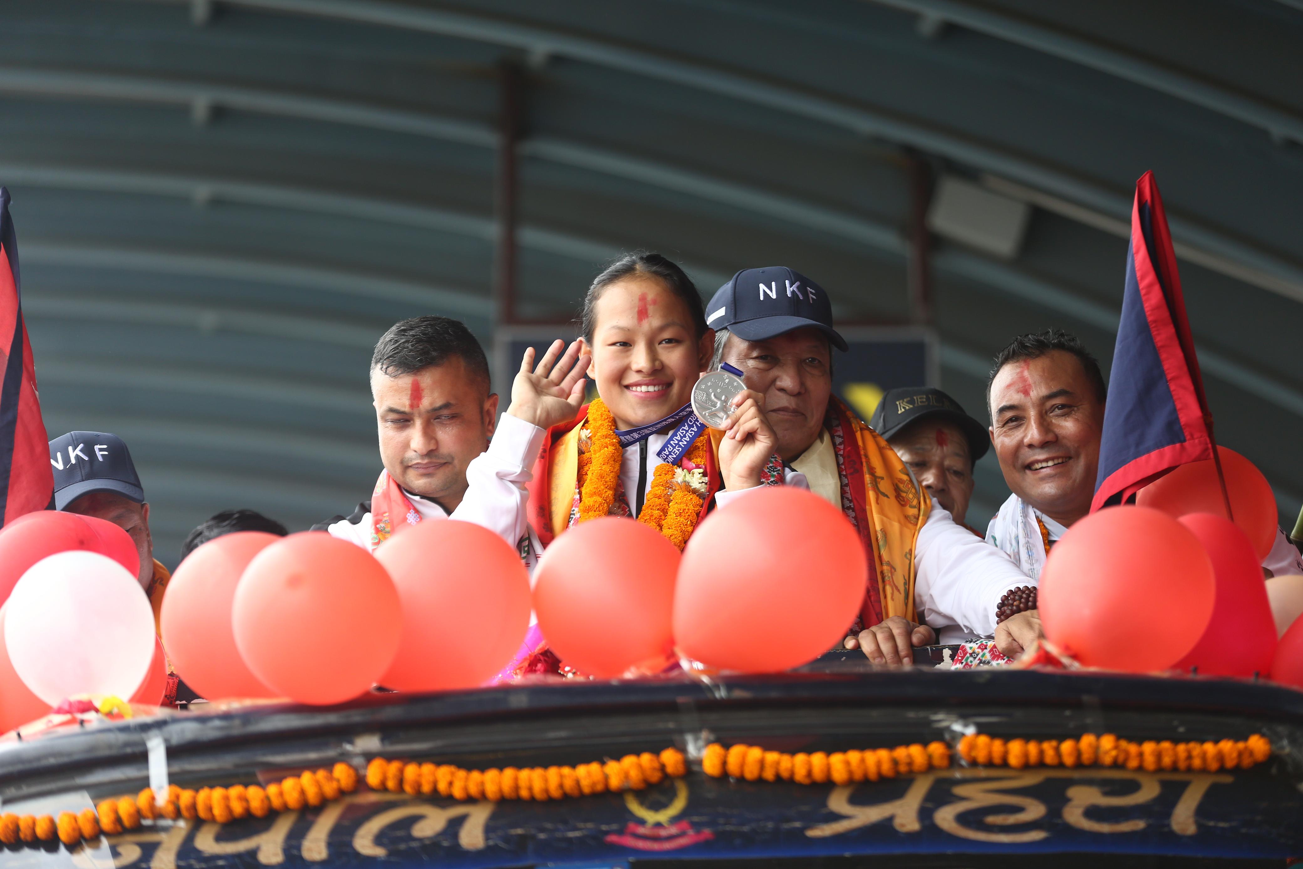 एसियन करातेमा ऐतिहासिक रजत पदक जित्दै स्वदेश फर्किइन् एरिका