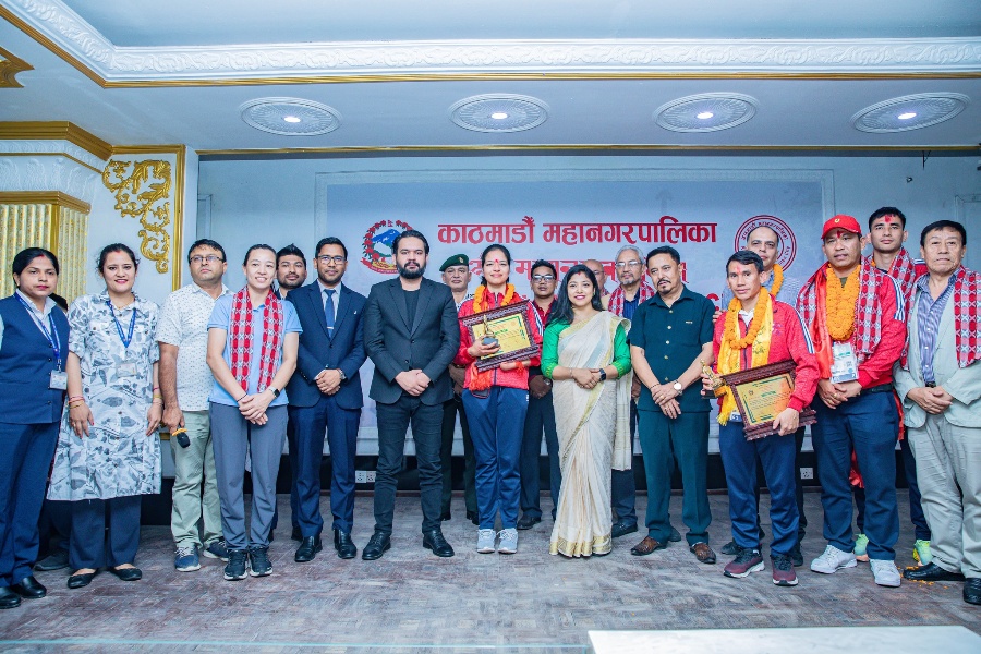 काठमाडौँ महानगरद्वारा पलेशालाई ५ लाख रुपैयाँसहित सम्मान