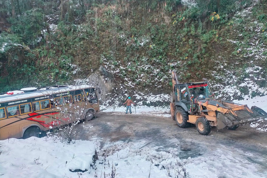 मध्यपहाडी लोकमार्गको रुकुमखण्ड हिमपातका कारण अवरुद्ध