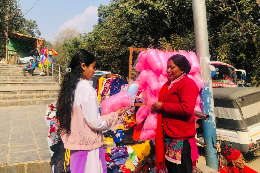 अस्मिताको संघर्ष  : बालुवा बोक्नेदेखि ‘कटन क्यान्डी’ मेसिन चलाउनेसम्म