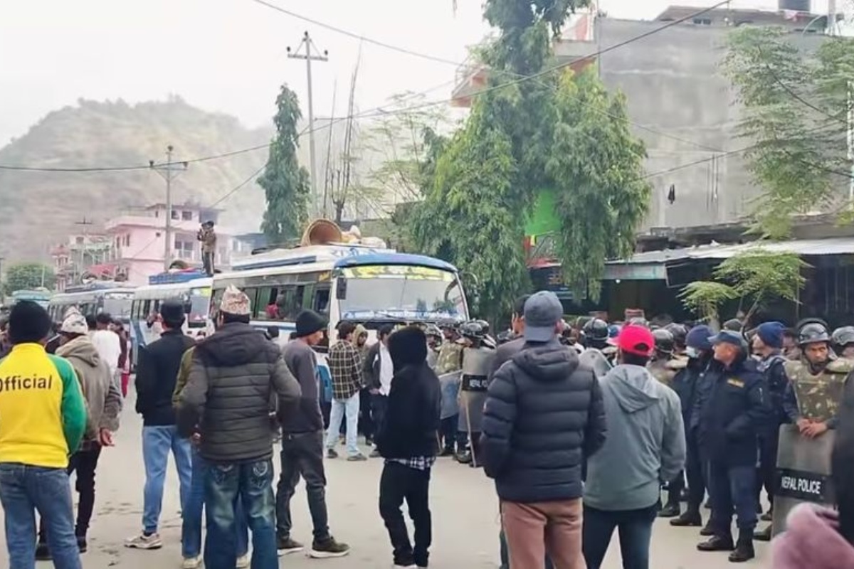 डोटी दुर्घटना: क्षतिपूर्ति माग्दै केआईसिंह राजमार्ग अवरुद्ध