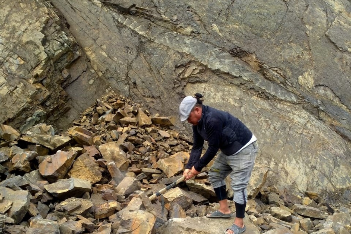 पहिरोले कागबेनी-कोरला सडक अवरुद्ध