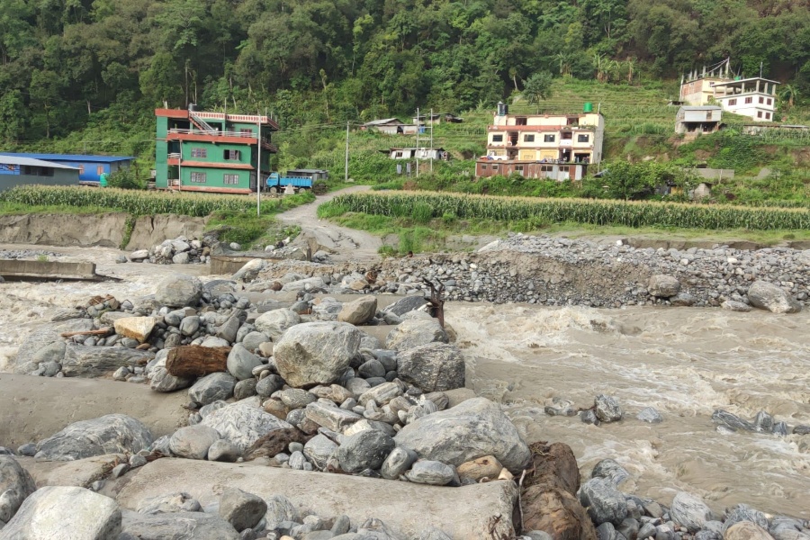 मेलम्चीमा आएको बाढीले अस्थायी पुल बगायो