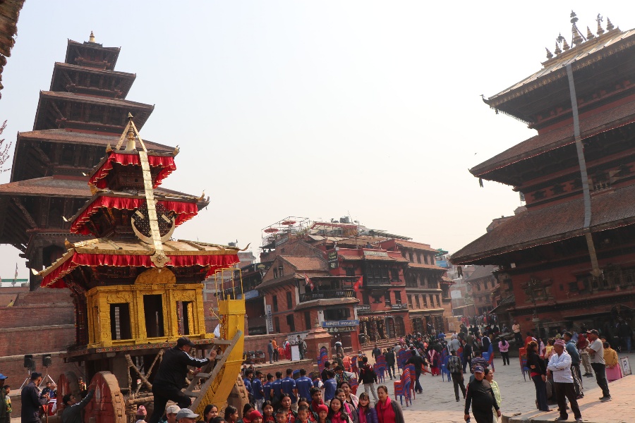 भक्तपुरका विभिन्न स्थानमा जात्रा हेर्नेको भीड