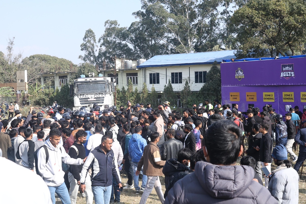 त्रिवि क्रिकेट मैदानमा भिडमा च्यापिँदा २ प्रहरीसहित ७ जना घाइते