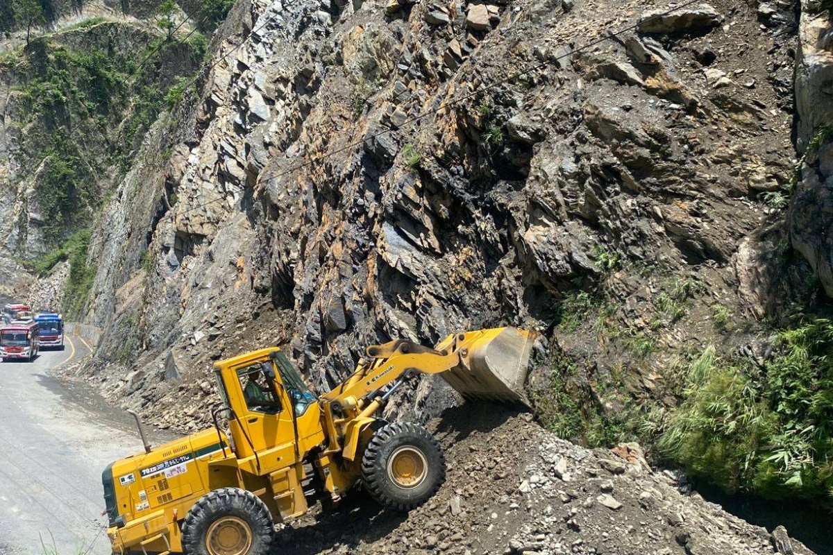 ढुंगा हटाएर सञ्चालनमा आयो नारायणगढ-मुग्लिन सडक