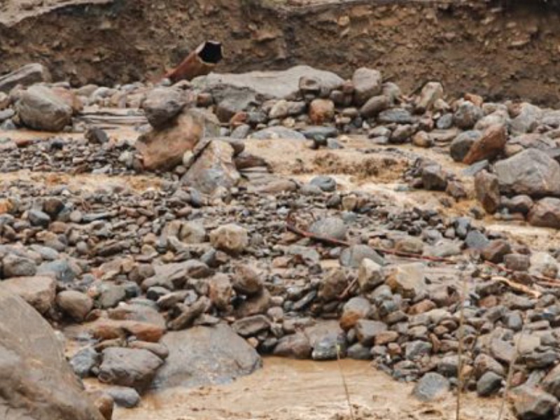 बाढीले पुल बगाएपछि संखुवासभामा आवागमन ठप्प