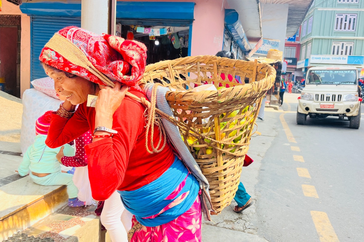 अम्बा बेचेर तिहारखर्चको जोहो