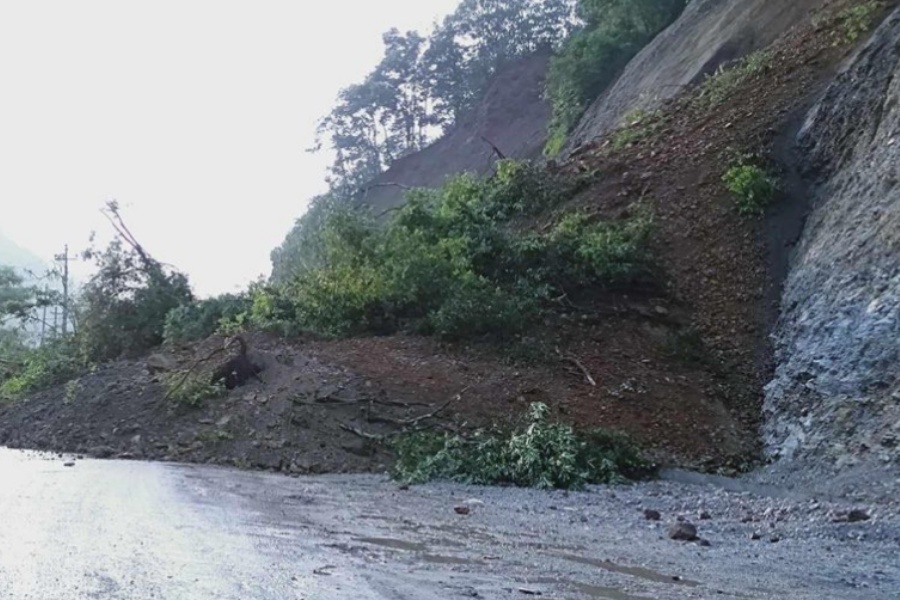 पहिरोका कारण कान्ति लोकपथ र मदन भण्डारी राजमार्ग अवरुद्ध