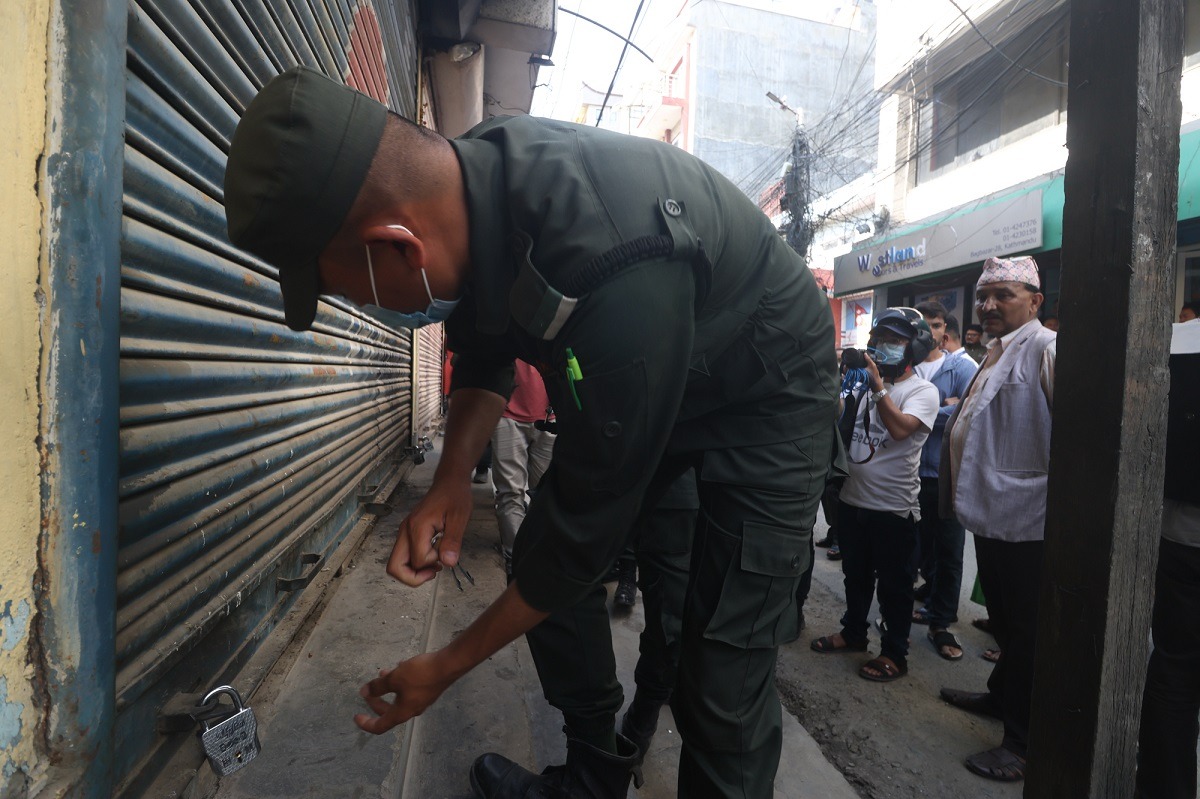 ४ सामुदायिक विद्यालयले भाडामा लगाएका ६१ सटरमा काठमाडौँ महानगरले लगायो ताला 