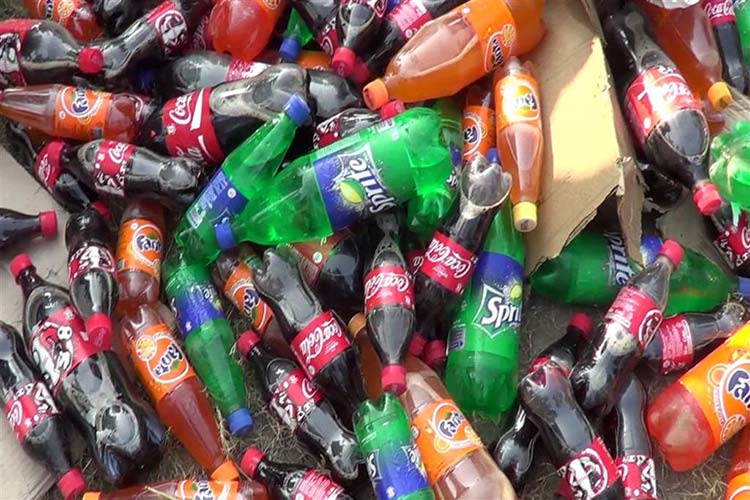 बागलुङका गाउँमा म्याद गुज्रेका पेयपदार्थ