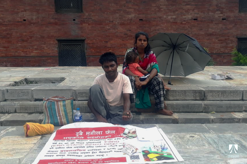 पशुपति परिसरमा एउटा परिवार, जो चाडबाड नआइदियोस् भन्ने कामना गरिरहेको छ