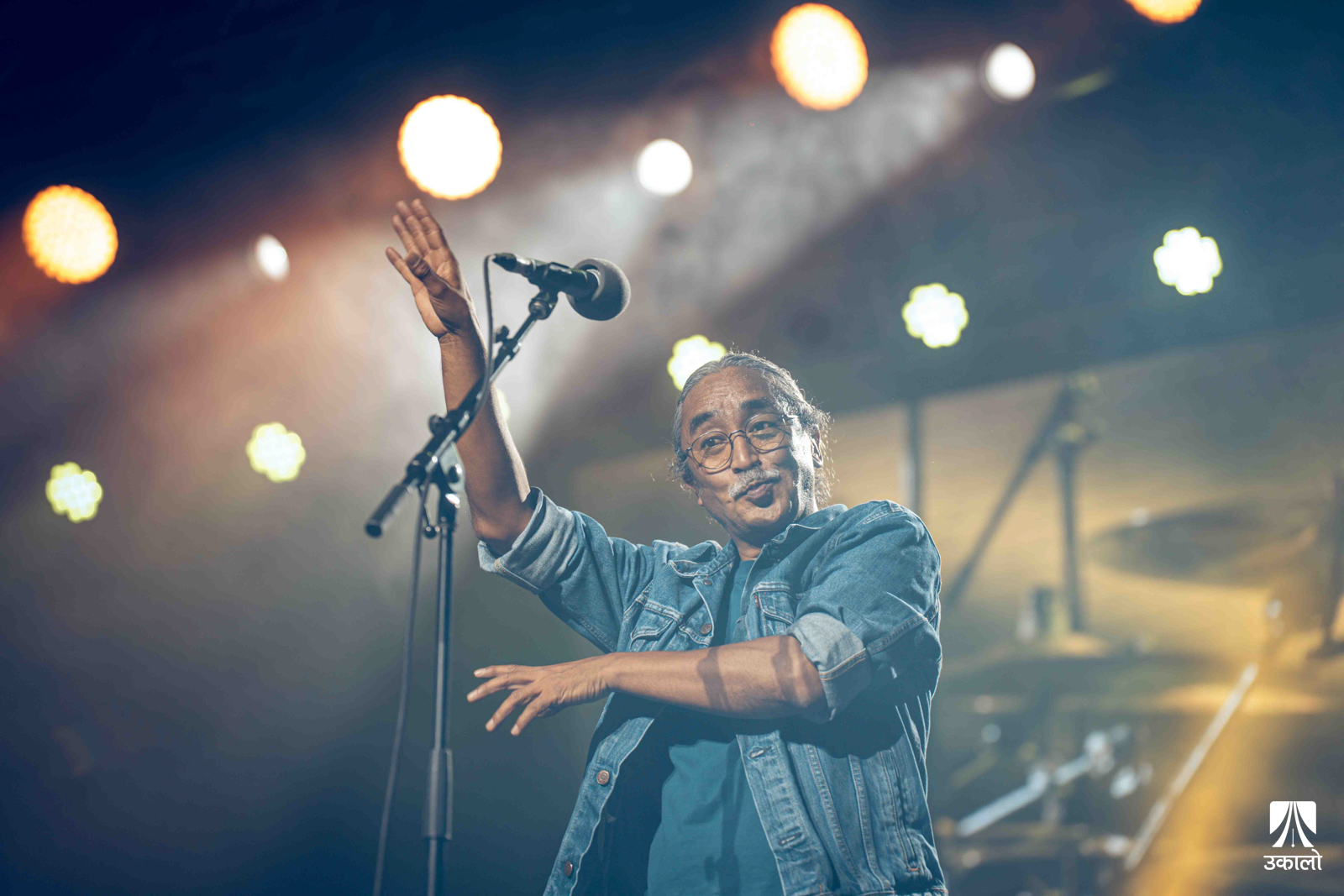 तस्वीर नेपथ्य ब्यान्ड