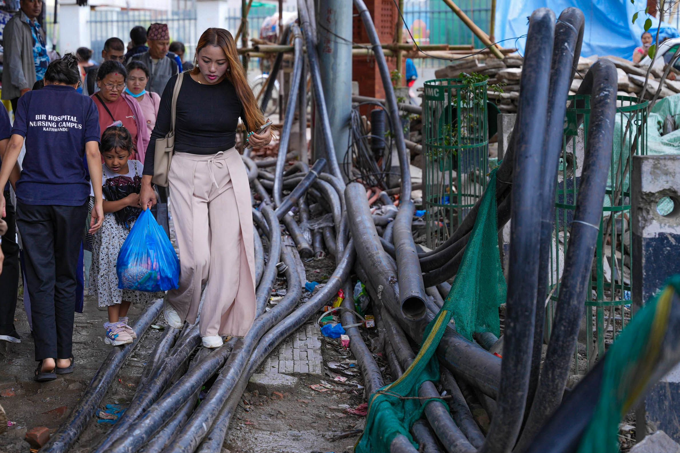 काठमाडौँमा जोखिमपूर्ण फुटपाथ [तस्वीरहरू]