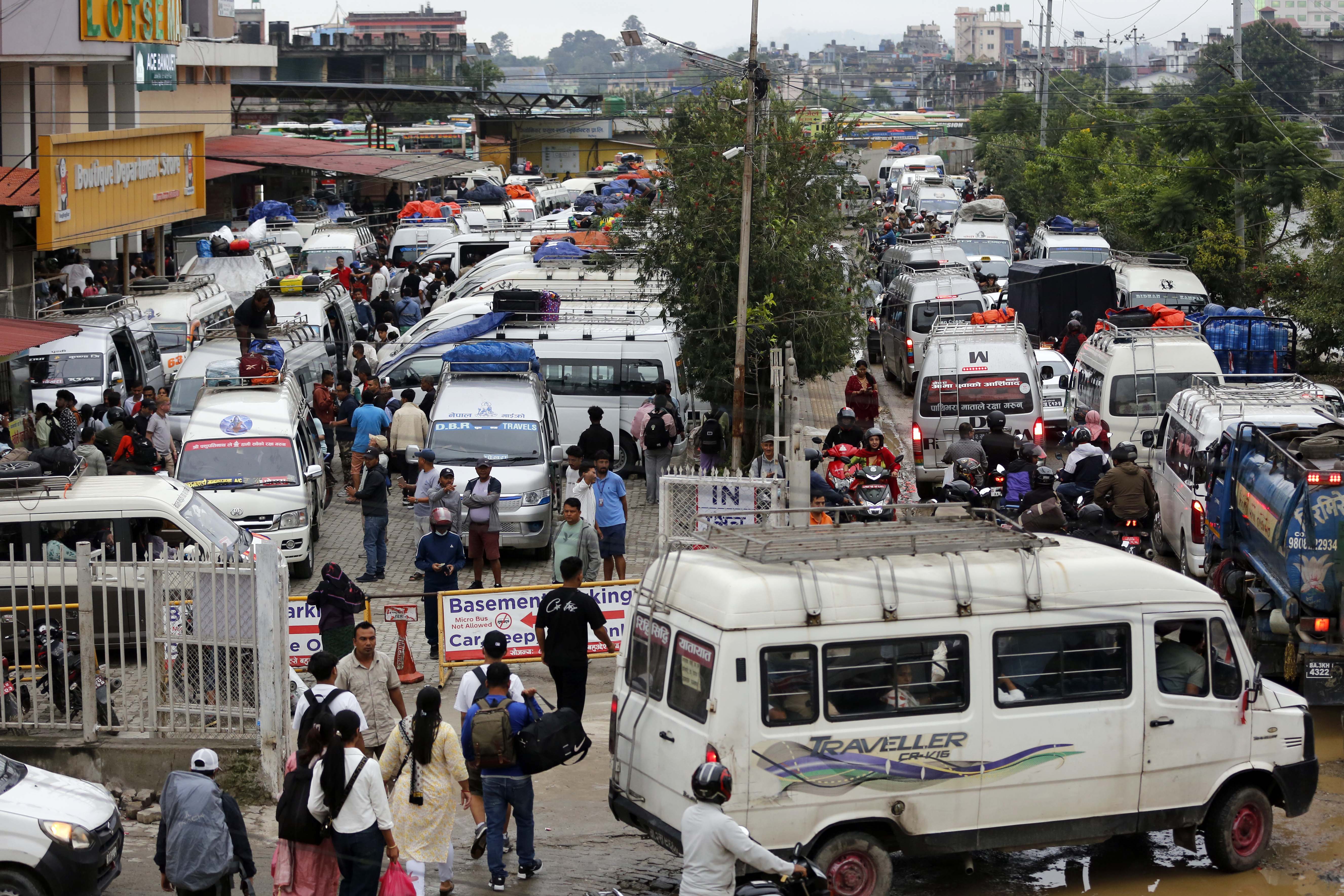 घटस्थापनायता ४ लाख ६७ हजारभन्दा बढी यात्रुले काठमाडौँ छाडे