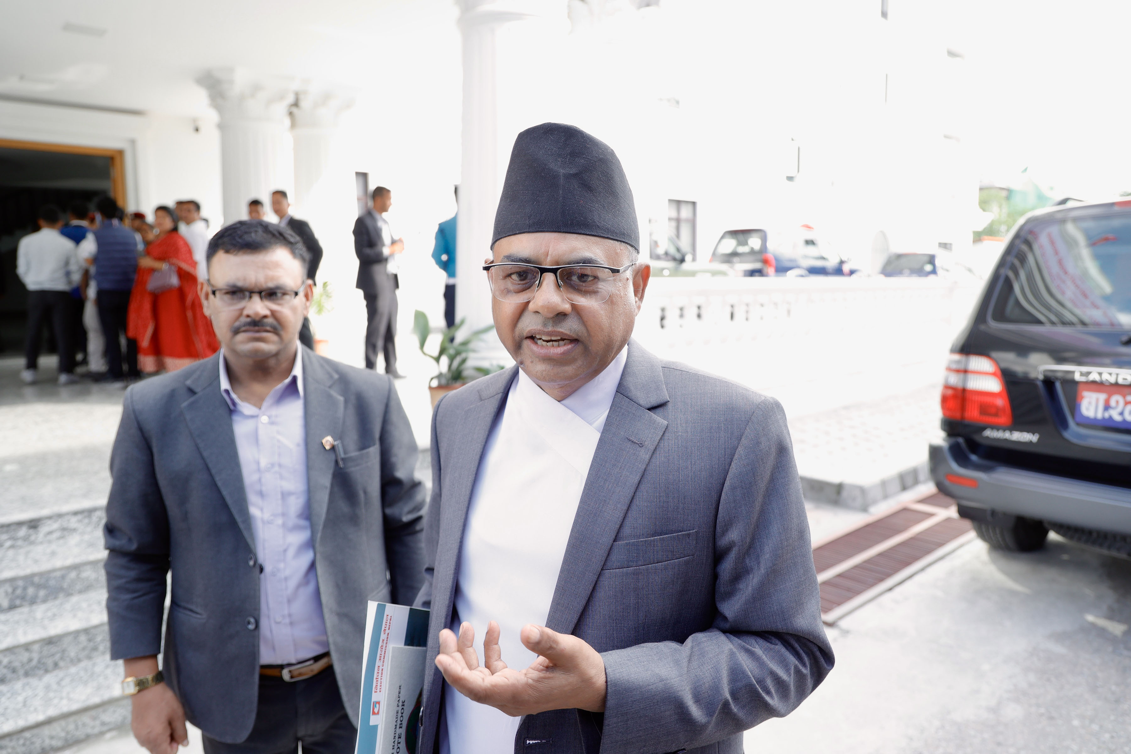 निर्वाचनको तयारीबारे प्रधानमन्त्रीसँग आयोगका पदाधिकारीको छलफल