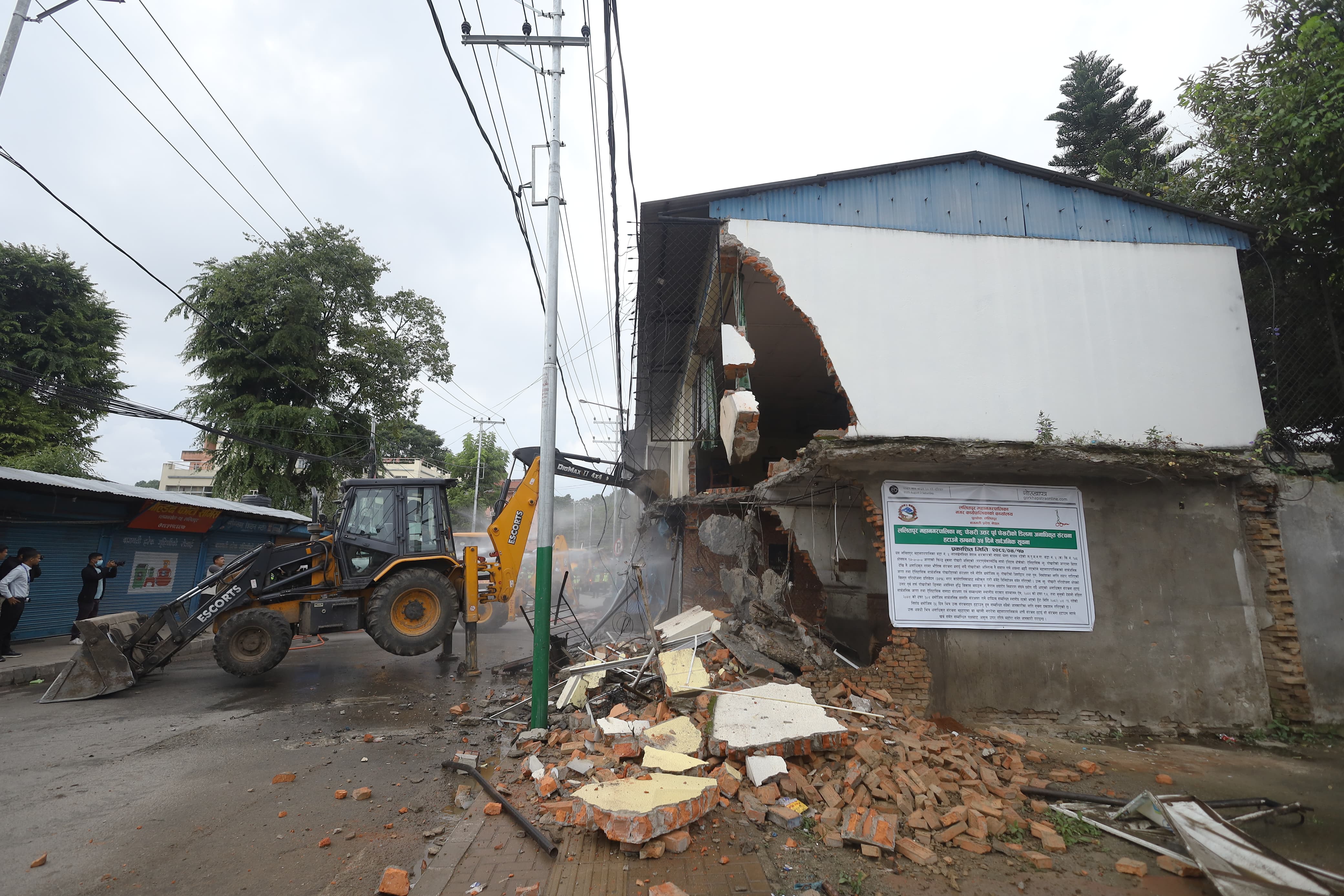 लगनखेलका अतिक्रमित संरचनामा डोजर [तस्वीरहरू]