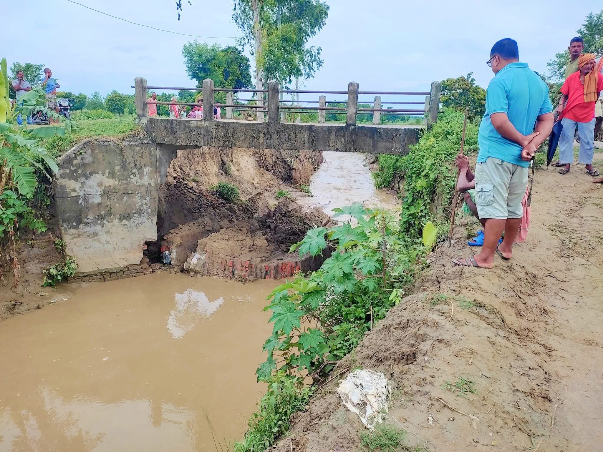 मैनावती खोलाको पुल भासिँदा आवतजावत ठप्प